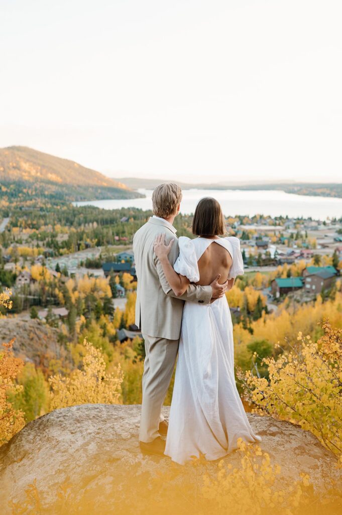 fall wedding showing the best time to get married in Colorado